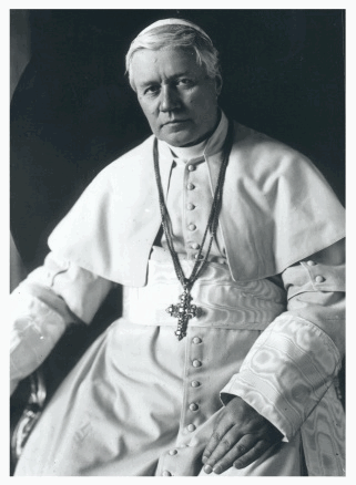 Com admir�vel profundidade de vistas o Santo Padre Pio XII, gloriosamente reinante, prop�s o Beato Pio X como modelo para os fi�is de nosso s�culo, na pr�tica das virtudes cardeais, por vezes t�o dif�ceis de harmonizar na pr�tica. De cora��o dulc�ssimo, Pio X era naturalmente propenso � benignidade. Entretanto, sabia admiravelmente praticar a virtude da fortaleza. Deu-nos assim o exemplo de uma vida moderada em tudo, inclusive na pr�tica inteligente e forte da virtude da modera��o.