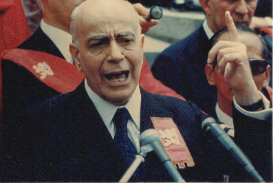 O Prof. Plinio Corr�a de Oliveira discursando no P�tio do Col�gio, ap�s a Missa pelas v�timas do comunismo, celebrada na Catedral da S� (S�o Paulo), 11 de novembro de 1973