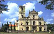 Aspectos da Velha Goa, conquistada em 1510 po Afonso de Albuquerque e até o século passado capital da Índia Portuguesa: a Catedral, outrora sede do Padroado do Oriente.