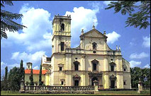 Aspectos da Velha Goa, conquistada em 1510 po Afonso de Albuquerque e at o sculo passado capital da ndia Portuguesa: a Catedral, outrora sede do Padroado do Oriente.