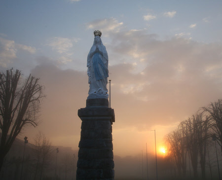Nossa Senhora Rainha - Pátio do Santuário de Lourdes