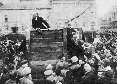 Lenin arengando a la multitud