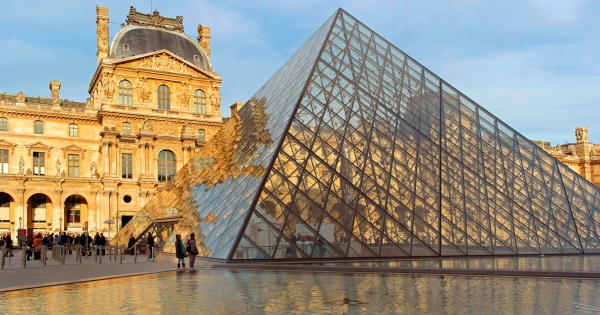 A cidade de Paris que por alguns aspectos ainda é um fruto da Civilização Cristã eles a adoraram por ela. E para que Paris não fosse destruída, eles então entregaram a França. Agora eles vão destruir Paris para as coisas da hipocrisia, para fazer uma coisa mais bonita.