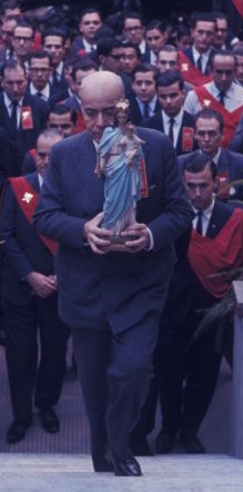 Solemne entronización de la imagen de Nuestra Señora Auxiliadora, a la que se hace referencia en el texto, en la entonces sede del Consejo Nacional de la TFP brasileña, hoy sede del Instituto Plinio Corrêa de Oliveira
