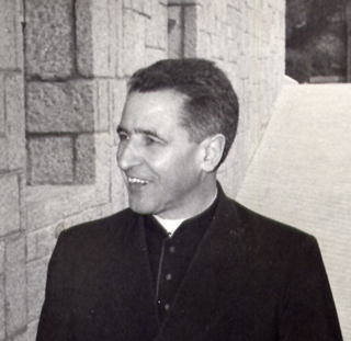 De Macucal - Trabajo propio. Recorte de una fotografía en la que aparecen otras personas, tomada el 20-4-1968 en el patio del Colegio Nuestra Señora de la Merced de Madrid, Avenida Alfonso XIII, 165, con una cámara Yashica electro 35 y escaneada para cargarla en Commons., CC BY-SA 4.0, https://commons.wikimedia.org/w/index.php?curid=8885593